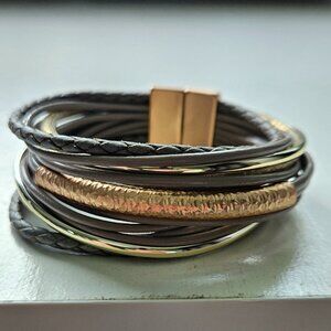 NWOT SAACHI bracelet beige/gold